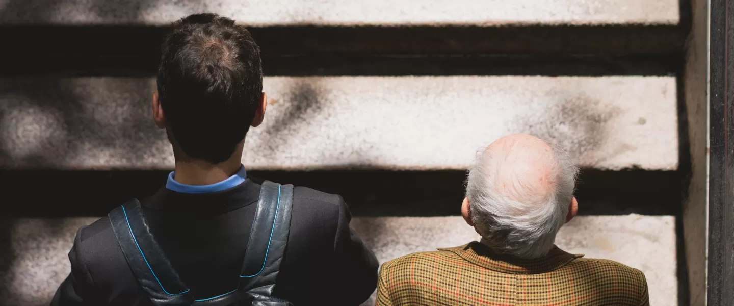 Głowy dwóch mężczyzn - w wieku młodym/średnim i w wieku seniorskim