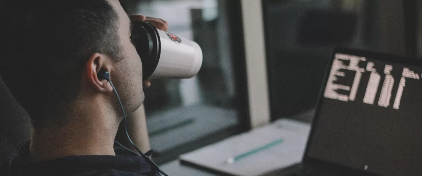 Mężczyzna przy laptopie