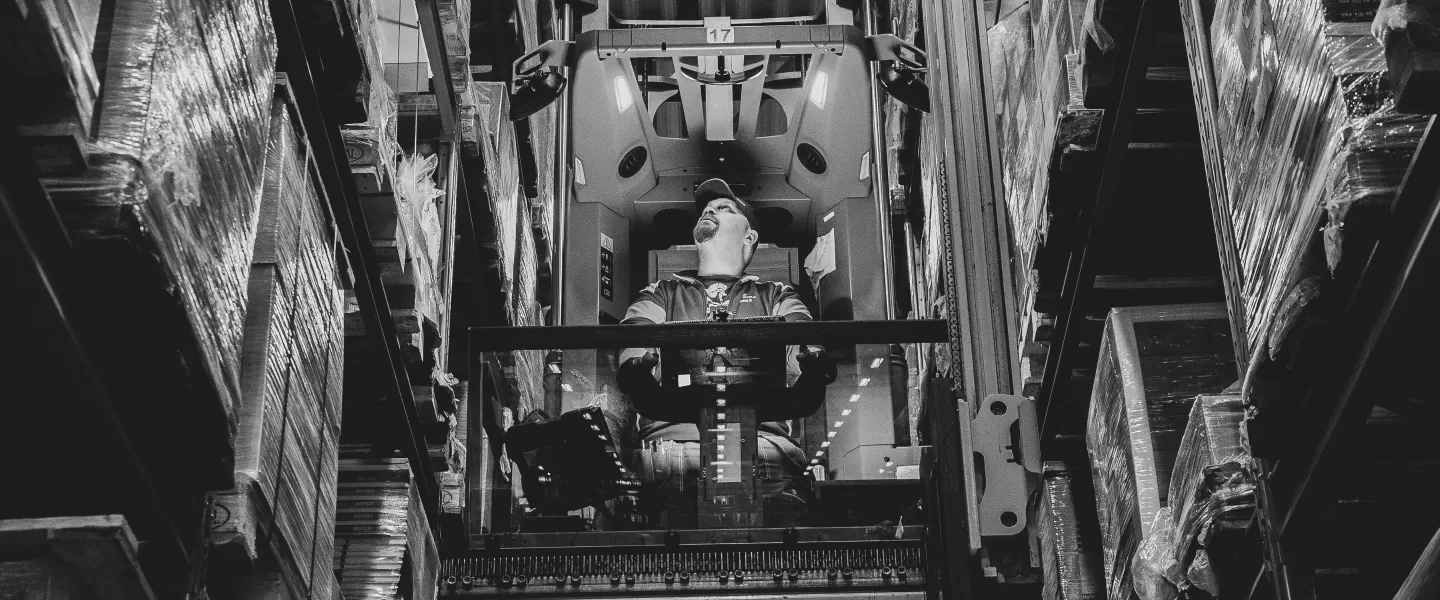 Mężczyzna jeżdżący na wózku widłowym