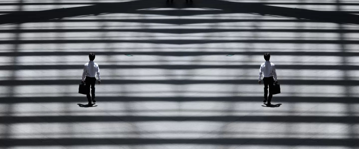 Mężczyzna idący z torbą na laptopa