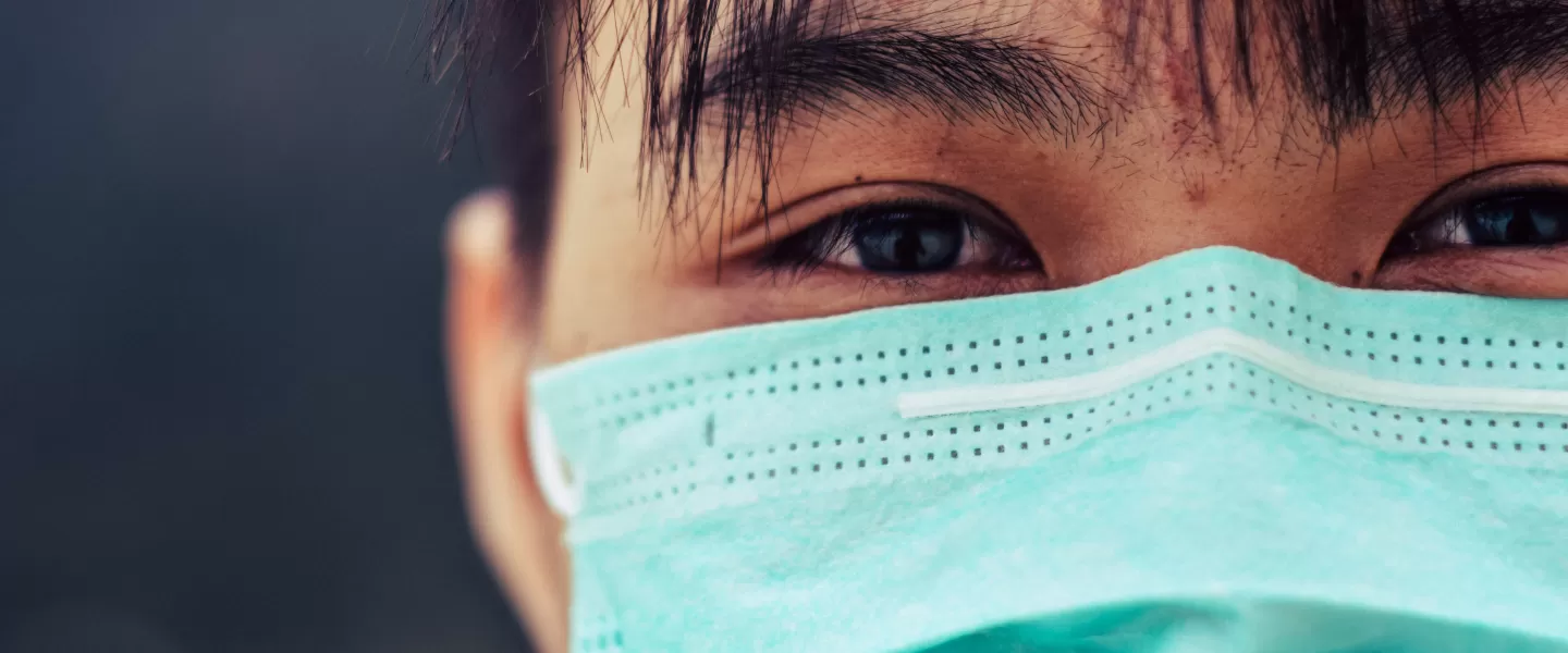 Twarz kobiety z Azji z maską antywirusową