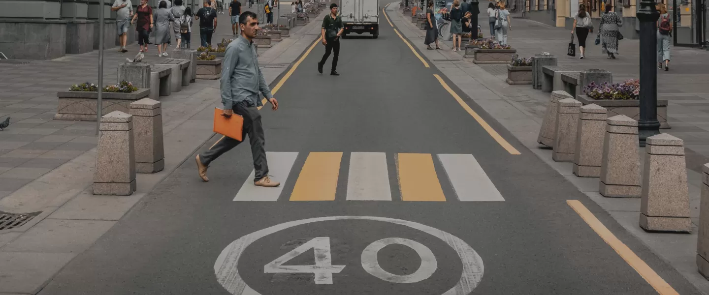 Mężczyzna przechodzący przez pasy na ulicy z ograniczeniem 40km/h